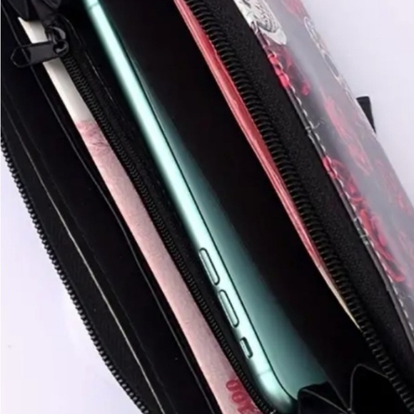 Nwt skull and rose zip wallet - lots of room☠️☠️patent leather - Picture 3 of 3